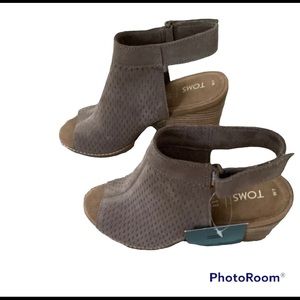 NIB Women's Toms Grenada Taupe Grey Suede Perforated Peep Toe Sandal Heels 7
